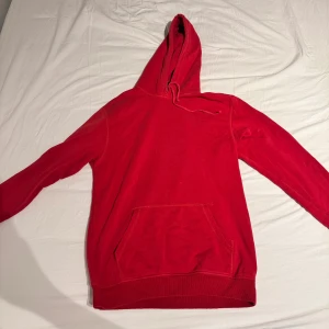 Röd enfärgad hoodie - Okej skick muddarna är lite slitna Mjuk och skön att ha på 