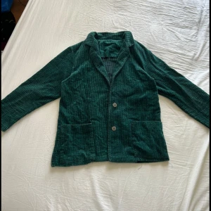 Grönt Manchester kostym-set - Grönt Manchester kostym-set från 70/80-tal. Passar en storlek small. 