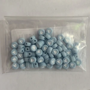 Pärlor  - Pärlor blåa hjärtan  Ett antal stycken  Frakten är inräknat i priset 