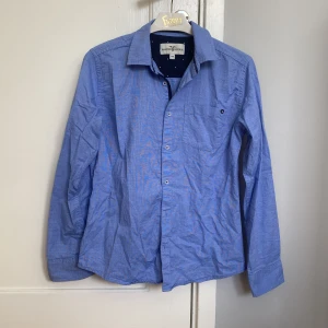 Vit/Blå Hampton Republic skjorta - Tja! Säljer denna vit/blå Hampton Republic skjorta i storlek 158. Den är använd ett fåtal gånger men har inga skador skick 10/10. Säljer denna för 99 Kr och priset kan diskuteras vid snabb affär. Skriv gärna om ni har några frågor eller funderingar.