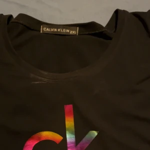 Helt ny   Calvin Klein t-shirt - Helt ny Calvin Klein t-shirt  strl: 2 XL men sitter som om de endast är xl: 