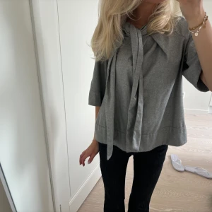 Topp - Så fin topp/ tröja med knytning från French Conection🥰 aldrig använd 