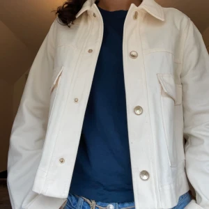 Overshirt med detaljer  - Den har inga skador behöver bara tvättas och har använts ett par gånger. Köptes för ca 2 år sedan från zara. 
