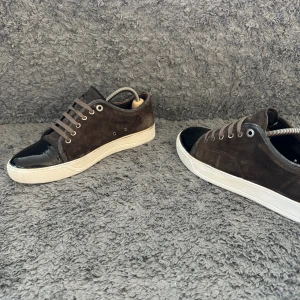 Lanvin skor - Tja säljer dessa svin snygga lanvinsen i en brun färg! Skorna är i storlek 7 vilken är typ 42, Nypris 4999 mitt pris 1699 diskuterbart. Sulan är blekt med skofärg som är till för sulan så inget konstigt, inga större defekter. As feta till sommaren 🙌🏼🙌🏼