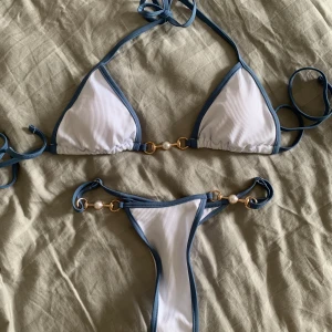 Shein Bikini - Bikini från Shein som jag nu säljer eftersom överdelen var för stor. Underdelen är string och går att justera storleken på sidorna. Den är oanvänd, testad en gång. Nypris är 120kr. Kontakta mig om du har några frågor!