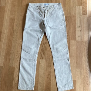 Nn07 chinos  - Tja, Säljer min pappas nn07 chinos som aldrig har använts. Dom har en slim fit passform. Storleken är 32x34. Nypris: 1650kr