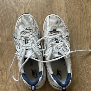 New balance 530 - Använda men fortfarande riktigt bra skick. Storlek 44. Köpta för ~1500 men säljer för 400. 