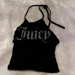 Juicy linne - Oanvänd topp från juice couture.  Skriv till mig vid frågor, svarar så snabbt jag kan!❤️