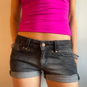Coola svart shorts  - Svarta jeansshorts med fina detaljer!🩷 W26 enligt lapp passar S och xs