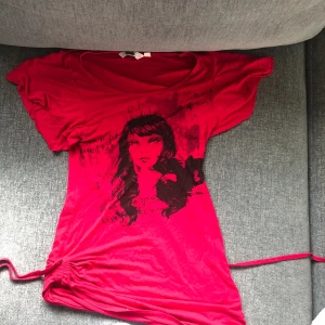 tröja  - rosa-röd topp med coolt svart tryck, skrunch- detaljer som man själv kan justera längst ner och volang-ärmar. riktigt fin topp. 