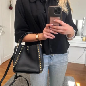 Väska med nitar - Säljer då den ej kommer till användning