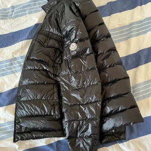 Moncler jacka - Tja! Säljer en moncler gregoire down jacka som jag köpte för ett litet tag sen. Storlek 4 vilket motsvara ~L. Sitter perfekt på en normalstor människa från 180-187cm. Äkthetsbevis finns vid intresse!