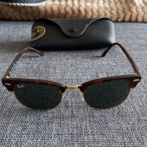 Ray-Ban - Säljer mina Ray-Bans, skick 10/10, föreslå pris privat eller i kommentarerna ny pris 1500. Självklart äkta. Fodral medkommer.
