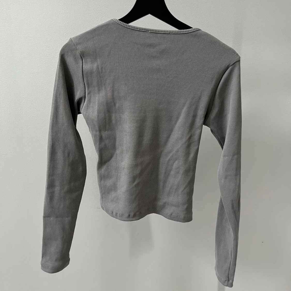 Grå långärmad med knappar NA-KD - 90