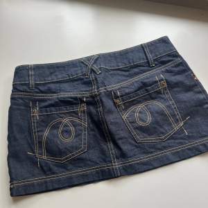 Kjol från jeans please, ny skick!! Storlek 34, midjemått rakt över: 40cm. Skriv för frågor! 💞💞
