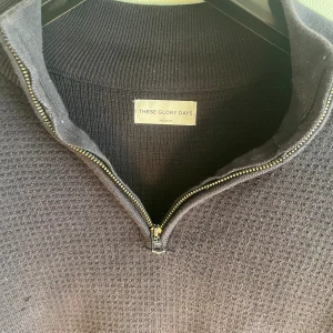 These glory days-Half Zip - Tja, säljer nu min blåa half zip från these glory days, den är stickad  i bomull. Tröjan är använd men skicket är ändå nästan som ny. Nypris ligger på 1500:-