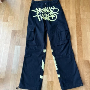 Minus two - Hej, säljer dessa sjukt feta minus Two cargos eftersom att jag rensar i garderoben och av att de inte kommer till användning. Nästan aldrig använda! Storlek S/29-30| Nyskick! Priset är inte hugget i sten!
