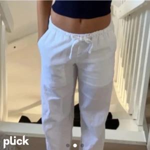 Vita linnebyxor - Lånad bild! Men de är likadana! Skitsnygga linnebyxor i jättefint skick💗säljer då de inte passar mig längre, skulle säga att de passar xs/s!!