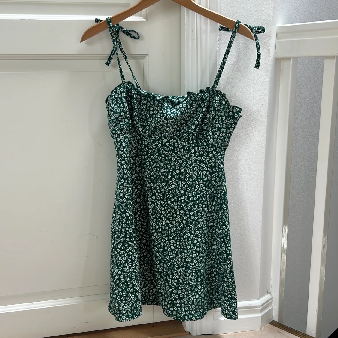 Blommig miniklänning