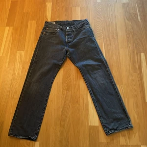 Levis 501 - Tjena,säljer du dom är för små om du har funderat på något är det bara att skriva!