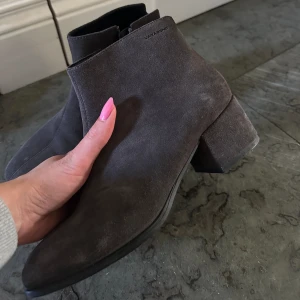 Grå stövlar - Stövlar med klack från vagabond i mocka💖använda fåtal gånger