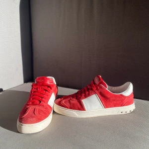 Valentino flycrew - Hej. Säljer nu dessa jättefina valentino skor i superskick. Skornas enda defekt är att två nitar är borta vilket man lätt kan fixa.  Vill ni ha mee bilder är det bara att skriva! Vid köp tillkommer skorna och box✅ Mvh/reselluxe