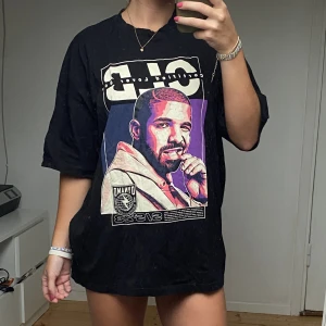 Snygg T-shirt med drake tryck  - Snygg T-shirt, kan användas som klänning (jag är 165) ❤️