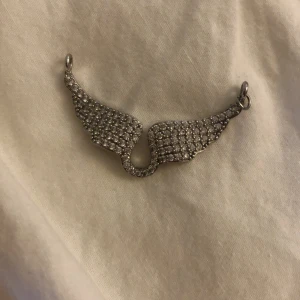 Berlock - berlock som har suttit på ett halsband❤️ jag säljer den för att jag är ingen silver männniska längre❤️ den är extremt vacker och glimrar i solen ❤️ EXTREMT SNYGGT TILL MARIN BLÅ VIN RÖD SVART VIT LJUS ROSA BLÅ OCH MASSA ANDRA FÄRGER 😍PRISET KAN SÄNKAS❤️