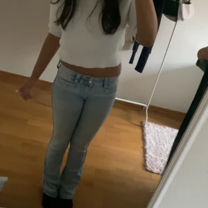 Low waist jeans  - Blå low waist jeans köpta på hm i höstas. 