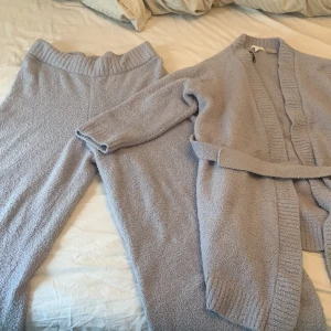 Warm Cozy Lounge Pajama set  - Ett gosigt set med en varm insida. Använd någon gång! 