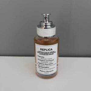 Maison Margiela Autumn Vibes - Tja! Säljer denna splitter nya parfym då jag redan har denna parfym. Den är väldigt bra och håller hela dagen. Hör av er vid frågor. 