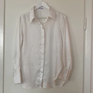 Satinskjorta - Satinskjorta som är sååå snygg men för liten!