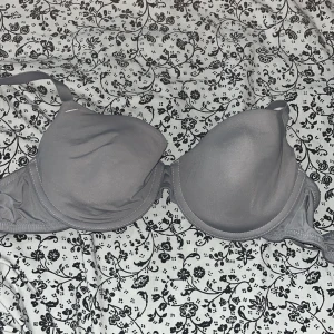 Grå bh - En fin bh som inte syns under kläder. Är i storlek 75b. Köparen står för frakten ❤️