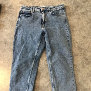 Blåa jeans - För fler bilder skriv pivat