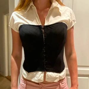 Korsett skjortq - Så snygg korsett skjorta! Passar bra på en 36-40 då den är stretchig💕🥰
