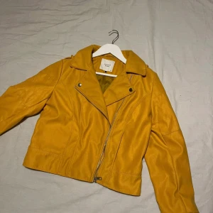 Mockajacka - Senapsgul jacka i mockaimitation. Nyskick.