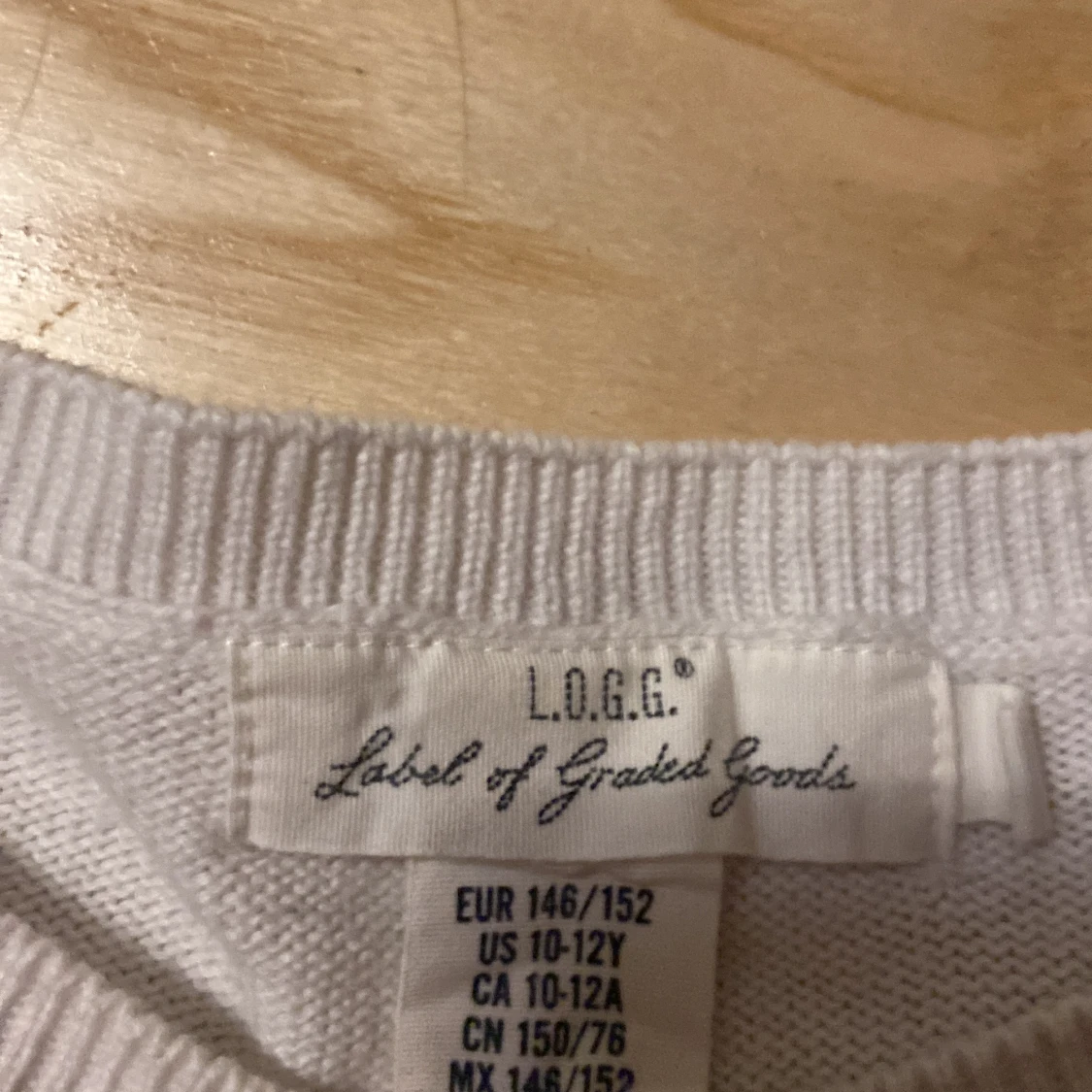 Randig stickad tröja med knappar på axeln - 91