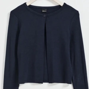 Marinblå kofta  - Söt blå kofta som jag säljer för den har aldrig kommit till användning. Den är som helt ny 