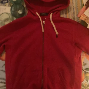 Polo ralph lauren hoodie - Jätte snygg röd hoodie kan diskutera pris och ställ gärna frågors 