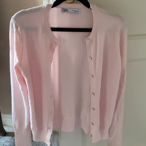 Söt rosa kofta - Säljer min så söta ljusrosa kofta som passar till precis allt nu i sommar då den är lite för liten och får för lite användning. Ser nopprig ut på bilder men det är den absolut inte. Så söt och älskar den så mycket.