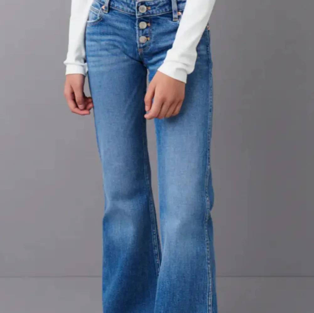 Säljer dessa jeans k nyskick då dom inte kommer till användning längre som är slutsålda på hemsidan. Nypris 379.95 säljer för 200!. Jeans & Byxor.