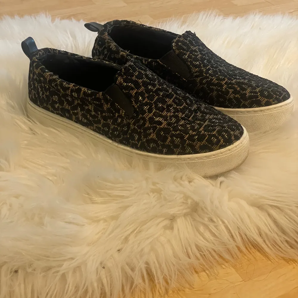 Supertrendiga slipons i leopard mönster, använda endast en gång. Skor.