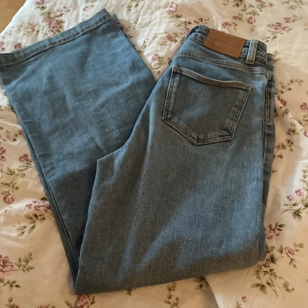 Breda högmidjade jeans i storlek 34-mycket fint skick.. Jeans & Byxor.