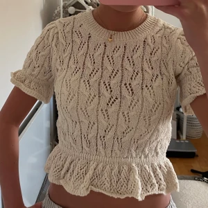 Zara topp - Så fin blus/topp från zara, köptes utomlands förra sommaren men har knappt kommit till användning. Den är alltså i ett väldigt bra skick❤️