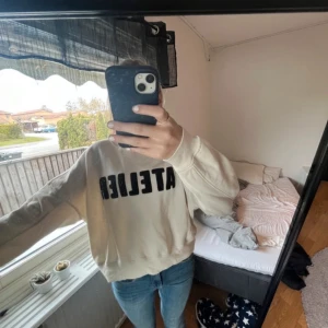 Vit sweatshirt  - Vit sweatshirts med sytt tryck☺️ Super fin och i bra skick! Säljer då den inte används längre❤️