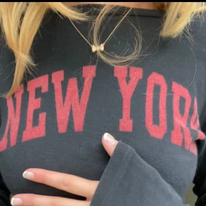 brandy melville tröja  - supersöt tröja från brandy melville med trycket ”New york” 💞 Fin kvalitet och inga slitningar! Jätteskönt material  💞 Skriv peivat för fler bilder, mått eller frågor! Kolla in min profil för fler coola plagg 💕