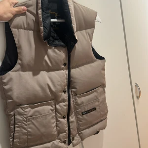 Canada goose vest - Säljer denna Canada goose vest, det är en gammal Model men inga skador eller så ,storlek XS