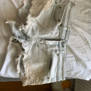 Lågmidjade shorts - Säljer vidare dessa jeansshorts från american eagle då de va för stora, jättefint skick o inga defekter 🤗❤️Hör av er vid frågor!!