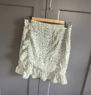 Kjol - En söt sommarkjol som inte har använts så många gånger💓