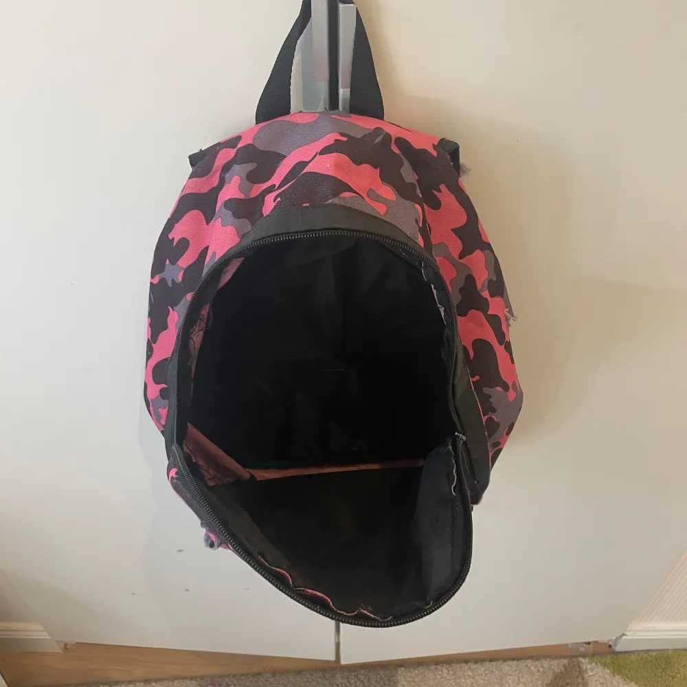 De är en medelstor ryggsäck med ett stort och ett litet fack. Den kan andvändas i t.ex skolan. Jag hade den som mindre men andvänds inte längre❤️❤️ bra skick . Laukut & Käsilaukut.